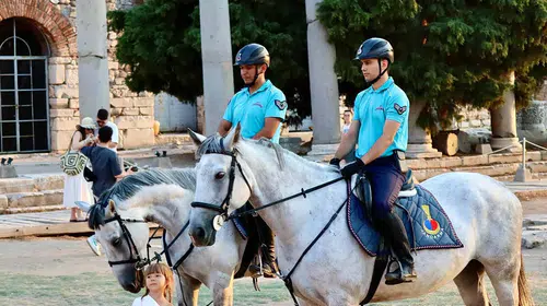 İzmir'in huzuru onlara emanet: Atlı jandarmalar 12 ilçede sahaya indi