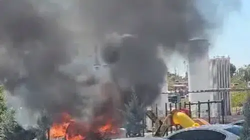 Aksaray'da hastane çıkışı korku dolu anlar: Otomobil alevlere teslim oldu