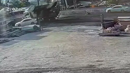 Malatya'da dehşet anları: Asfalt yüklü kamyon yayaya çarptıktan sonra devrildi