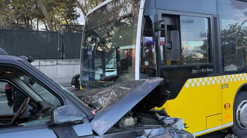 Maslak'ta trafik kâbusu: Cip ile İETT otobüsü kafa kafaya çarpıştı