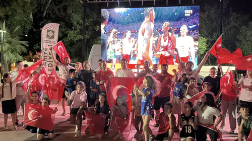Osmaniye'de voleybol heyecanı: Dev ekranda şampiyonluk coşkusu