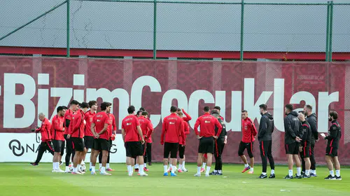 Ay-yıldızlılarda İtalya mesaisi start aldı: Montella'nın öğrencileri Bursa yolcusu