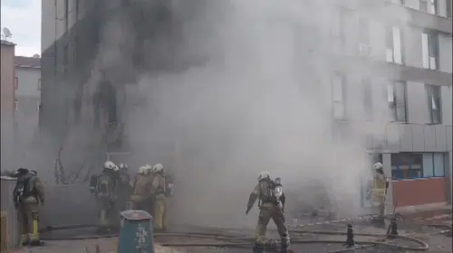 Pendik'te 8 katlı binada korkutan yangın