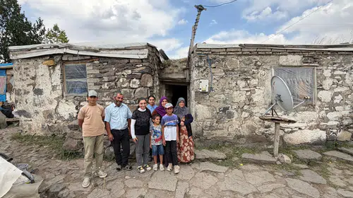 Ağrı'da 9 kişilik ailenin 80 yıllık çilesi bitti: Tek odalı harabeden modern yuvaya