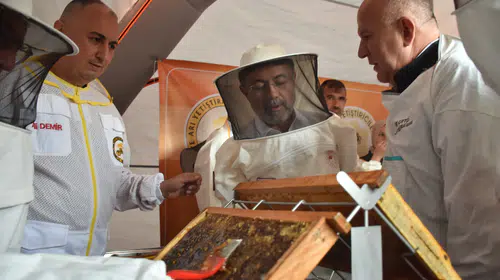 Bakan Yumaklı'dan Sivas'ta bal hasadı: Türkiye dünya ikinciliğini koruyor
