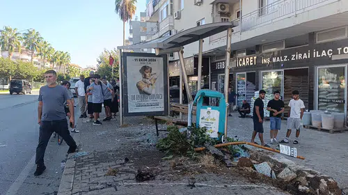 Alanya'da dehşet anları: Kontrolden çıkan araç durağa daldı