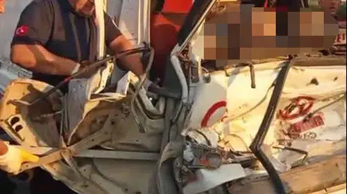 TAG Otoyolu'nda feci kaza: Kamyonet TIR'ın altına girdi