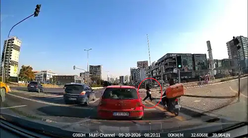 Ankara'da korkutan kaza: Motosikletli ve yaya çarpışması kamerada