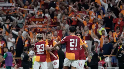Galatasaray'da 24 yıllık hasret bitti: Kaptan sahneye çıktı, zirve koltuğu geri alındı