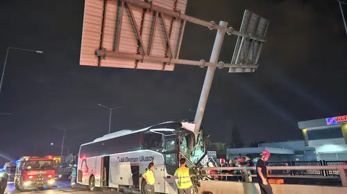 Adana'da gece yarısı dehşeti: Yolcu otobüsü alt geçit girişinde parçalandı