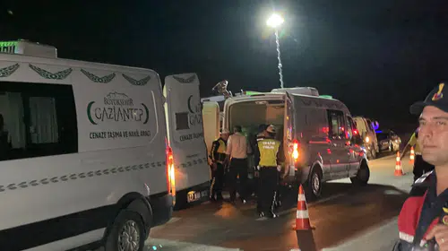 Gaziantep'te feci kaza: Otobüs ve otomobil çarpıştı, 7 kişi hayatını kaybetti