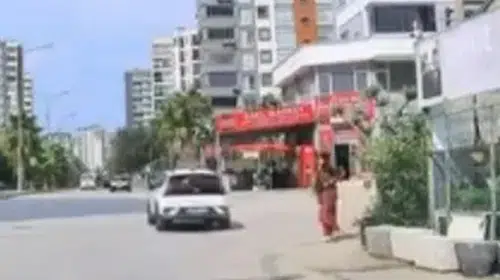 Adana'da korku dolu anlar: Kontrolden çıkan otomobilin altında kalmaktan saniyelerle kurtuldu