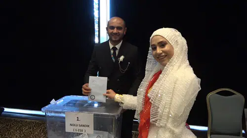 Düğün gününde kongre sürprizi: Gelin ve damat salona böyle girdi