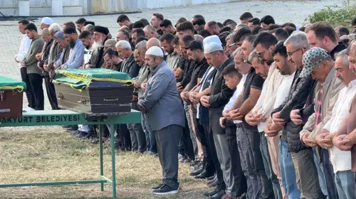 Evlat acısıyla sarsılan baba, kendi çocuklarının cenaze namazını kıldırdı