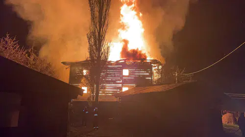 Artvin'de 95 yıllık tarihi cami alevlere teslim oldu: Son cuma namazından saatler sonra küle döndü