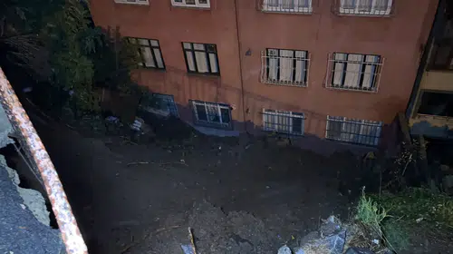 Eyüpsultan'da sağanak felaketi: Toprak kayması nedeniyle apartman boşaltıldı