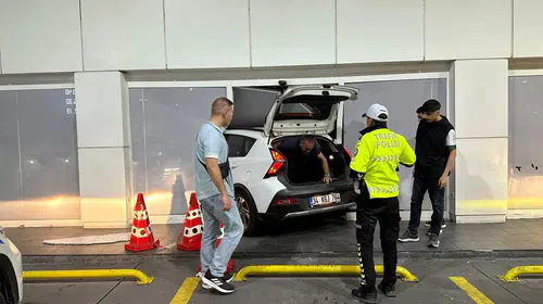 Küçükçekmece'de akaryakıt istasyonunda korkutan kaza: Otomobil market deposuna girdi