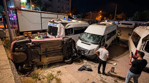 Malatya'da korkutan kaza: Kontrolden çıkan araç otoparka daldı