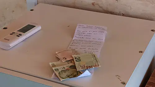 Cami çıkışı şarj sürprizi: Gençlerden hem not hem de helallik