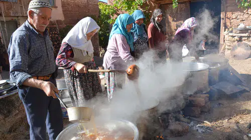 Manisa'da asırlık gelenek: İmece usulü pekmez mesaisi
