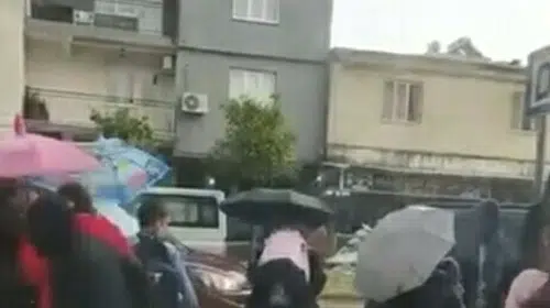 Efeler'de aniden bastıran yağış hayatı felç etti