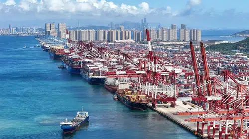 Qingdao Limanı'nda korkutan yangın: Yabancı bandıralı gemi alevlere teslim oldu