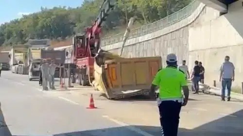 Şile Otoyolu'nda korkutan kaza: Açık kalan dorse üst geçide takıldı