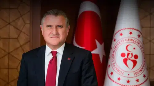 Havuzda tarihi zafer: Bakan Bak'tan milli yüzücülere övgü dolu sözler