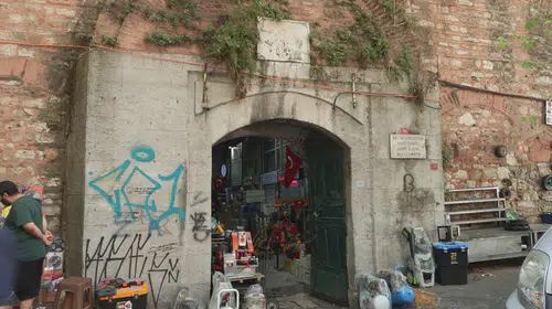 Fatih Sultan Mehmet'in mirası grafiti kurbanı: Tarihi Galata Bedesteni'nde içler acısı manzara