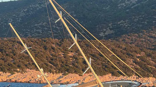 Bodrum açıklarında gece yarısı dehşeti: Lüks gulet kayalıklara saplandı