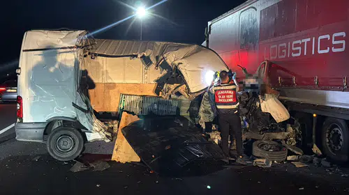 TEM Otoyolu'nda gece yarısı dehşeti: Minibüs TIR'a çarptı