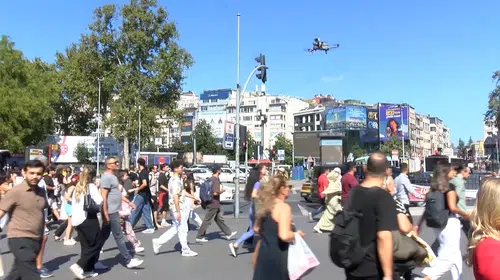 Beşiktaş'ta gökyüzünden trafik denetimi: Dronlar yayalar için havalandı