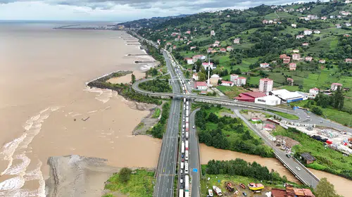 Rize'de şiddetli yağışlar hayatı felç etti: Karadeniz'in rengi döndü