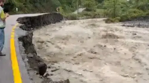 Sakarya'da şiddetli yağış felaketi: Karaçay Deresi yolu yuttu