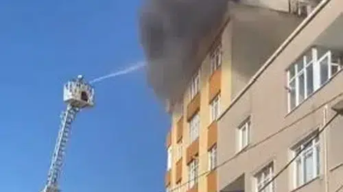 Küçükçekmece'de korkutan çatı yangını: Ekipler müdahale etti