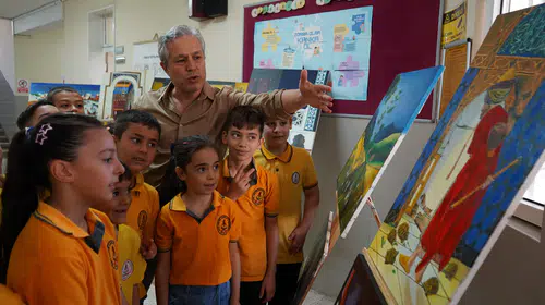 Okul koridorlarını sanat galerisine çeviren müdür: Öğrencilerin yeni rol modeli
