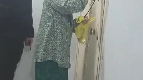 Gece yarısı sokakta kaybolan yaşlı kadına polis şefkati: Kahve ikram etmek istedi