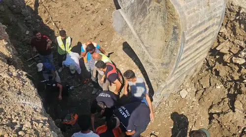Antakya'da korku dolu anlar: Altyapı çalışmasında toprak altında kalan işçiler kurtarıldı
