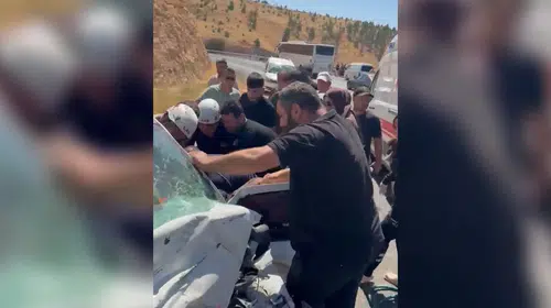 Birecik yolunda acı kaza: Tur otobüsüyle çarpışan sürücü yaşamını yitirdi