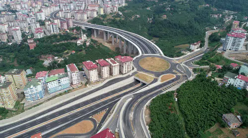 Trabzon'da dev ulaşım hamlesi: Dağlar delinerek trafik yükü denize paralel hatta taşınıyor