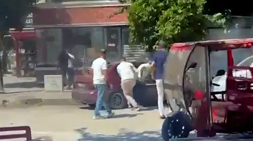 Adana'da sokak ortasında dehşet anları: Husumetlilerini kıstırıp aracı parçaladılar