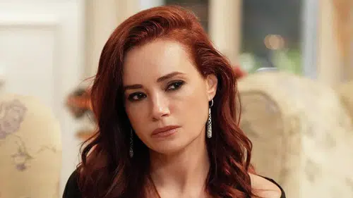 Dün kaza geçiren Özgü Namal bugün korseyle Brand Week İstanbul’da