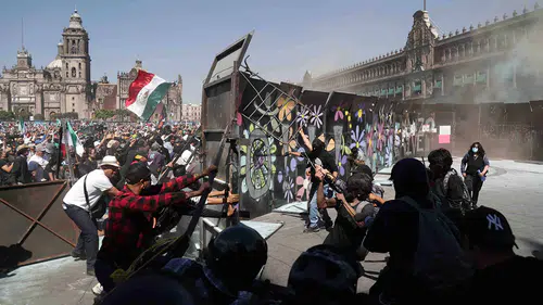 Meksika'da Z kuşağı, adalet ve hesap verebilirlik için hükümete karşı sokağa indi