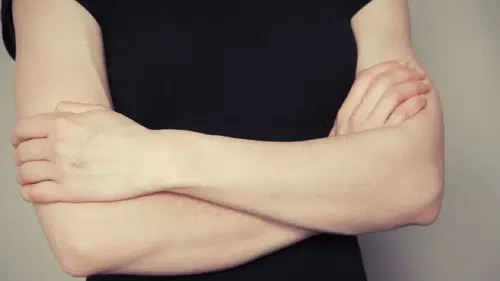 Kolları kavuşturmak sandığınız gibi değil: Uzmanlara göre bu hareketin altında çok daha fazlası var