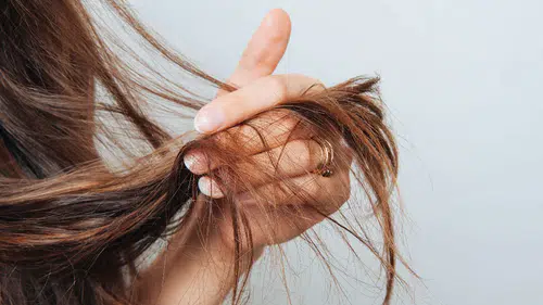 Ünlü kuaförden uyarı: Fark etmeden saçınızı yıpratan 5 alışkanlık