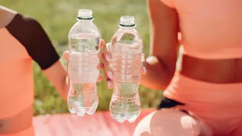 Her gün şişe su içenler yılda 90 bin mikroplastik tüketiyor