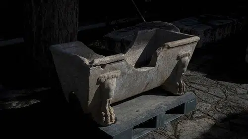 Romalı seçkinlerin kullandığı mermer küvet çeşme yalağına dönüştürülmüş