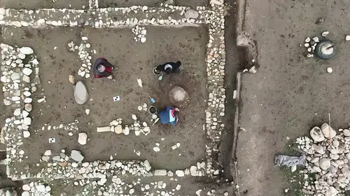 Oluz Höyük’te Kartaca'dan insan başlı cam boncuklar, Fenike tarzı bebek mezarları...