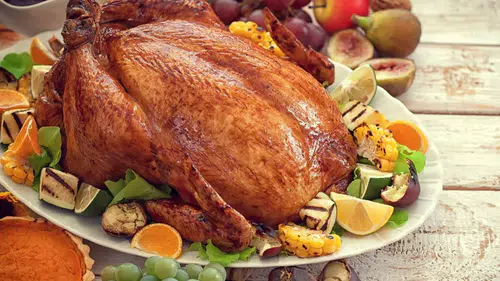 Yılbaşı sofralarının klasiği: Tam kıvamında fırında hindi tarifi