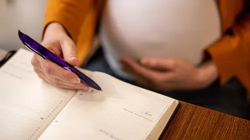 Doğum izni 24 haftaya çıkıyor: Koruyucu ailelere de ilk kez izin geliyor